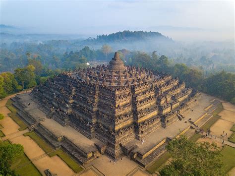  ボロブドゥール寺院！壮大な仏教遺跡で歴史と美に浸る旅へ