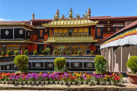 Jokhang Temple、チベット仏教の心臓部であり、信仰と歴史が詰まった聖域！