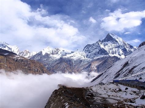  バソン湖、神秘的な青色と雄大なヒマラヤ山脈の絶景！