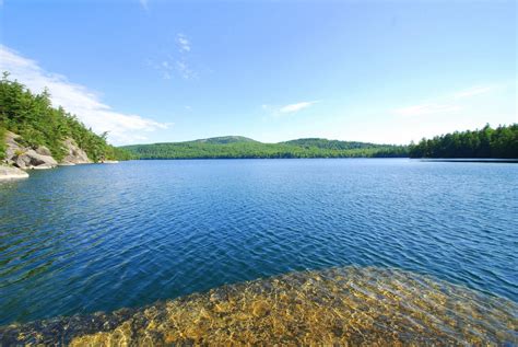 星湖の壮大な景色と静かな湖面！